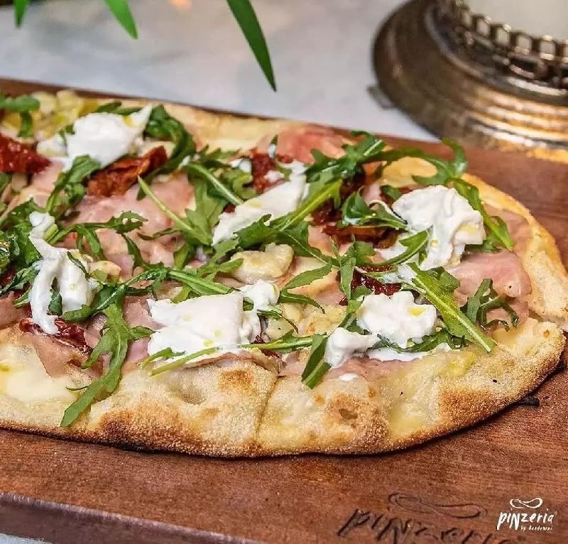 Pinza Vetçina kotto buratta və rukola 