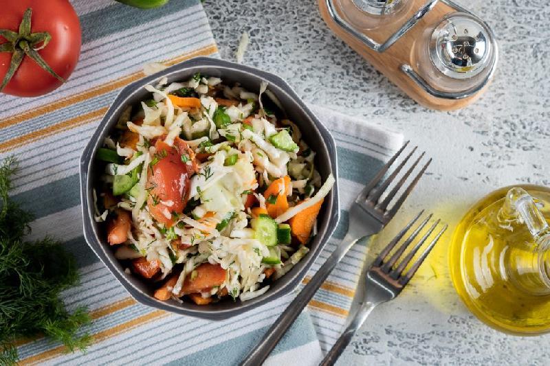 Təzə tərəvəz ilə kənd salatı
