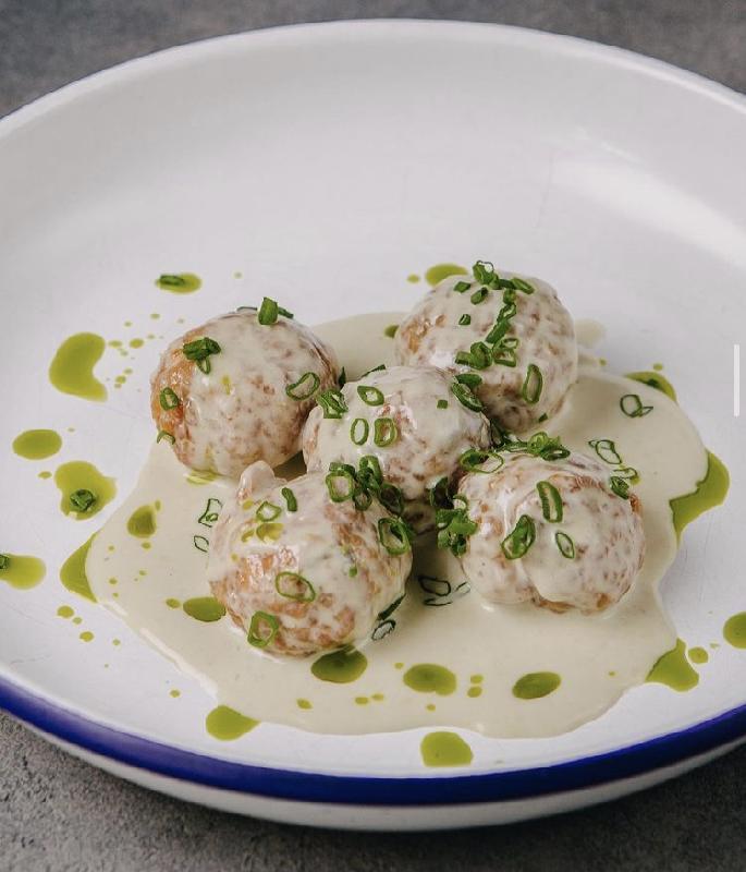 Blue cheese sousunda toyuq ətindən küftələr