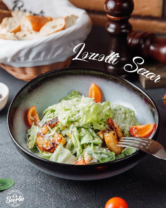 Krevetkalı sezar salatı 