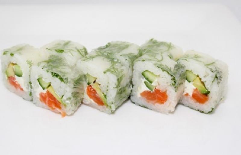 Invisible Salmon Maki Suşi Roll