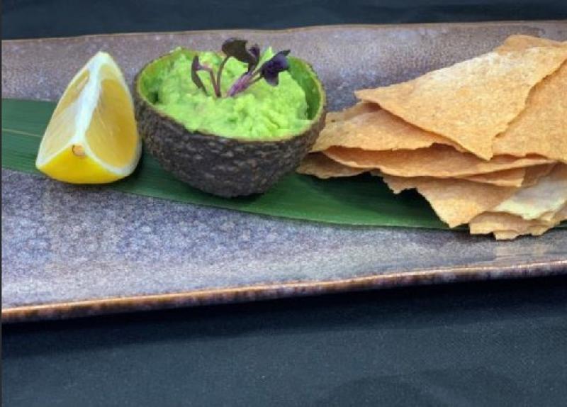 Guacamole və xırtıldayan çörək dilimləri