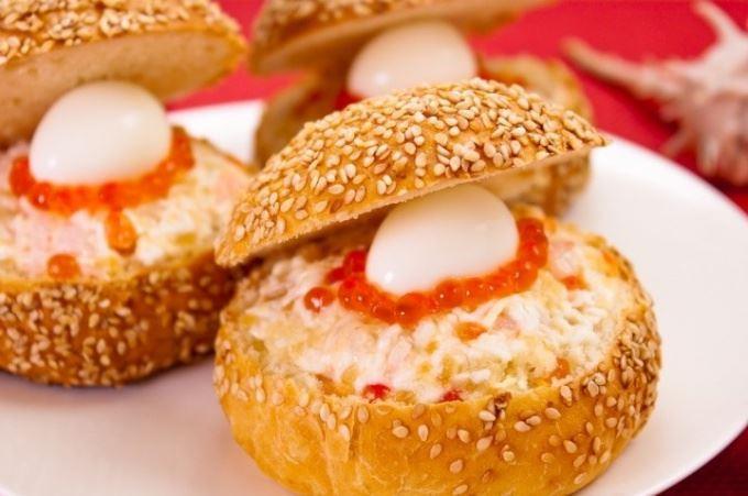 Ədviyyatlı keşniş sousu ilə qızardılmış dəniz qabığı