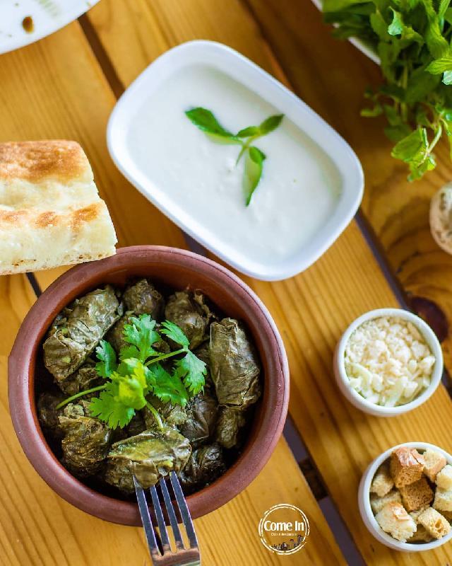Yarpaq dolması kənd qatığı ilə