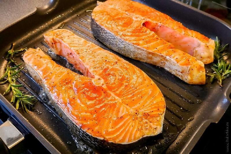 Salmon steyk bəyaz sousla 