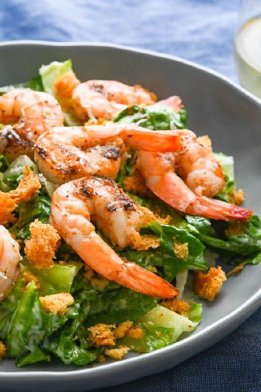 Sezar salatı krevetka ilə