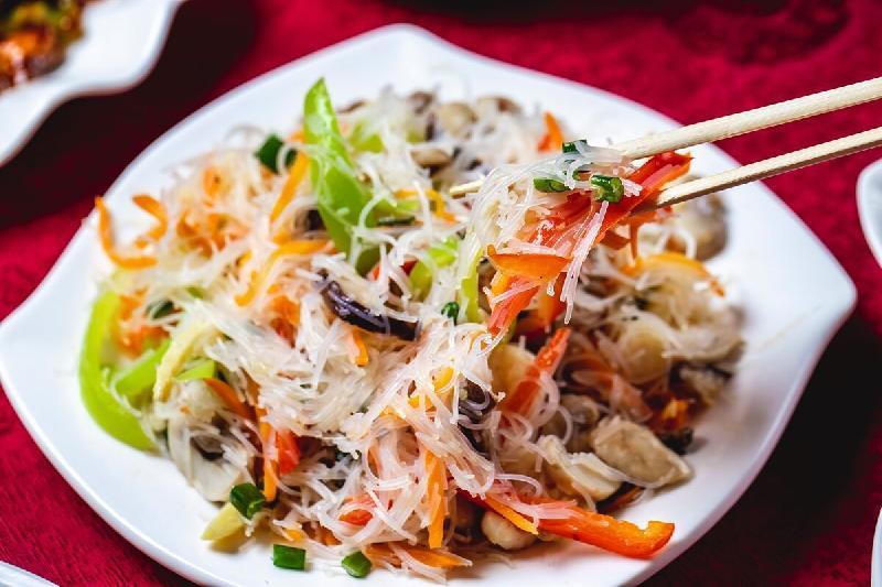 Əriştə ilə dəniz məhsulları salatı(acılı)