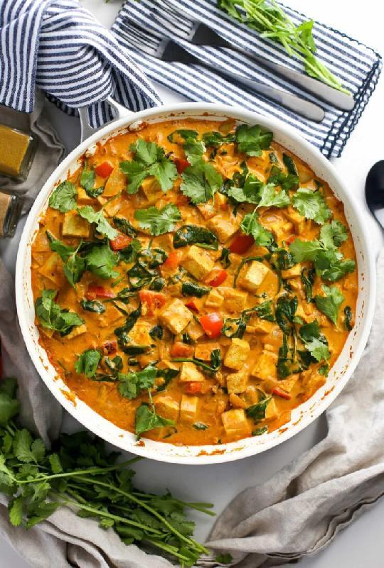 Karri sousunda tərəvəzlərlə qızardılmış Tofu