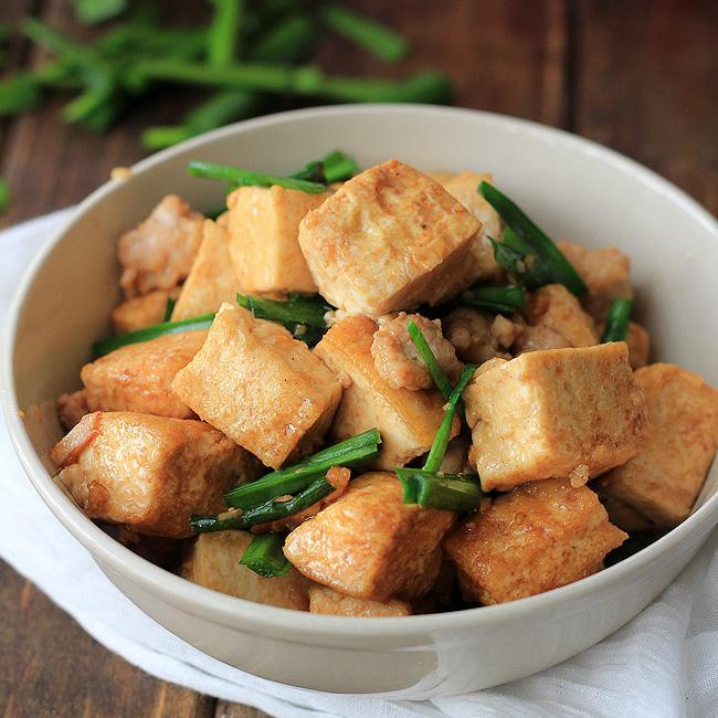 Donuz əti ilə qızardılmış Tofu