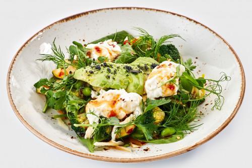 Stracciatella & spinach, rukkola salad with strawberry 