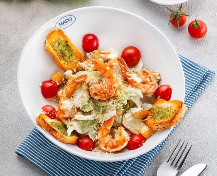Sezar salatı krevet ilə