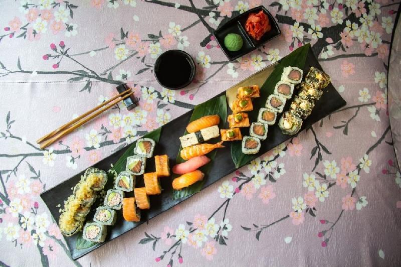 Jasmine Set (28 pieces of Sushi, 5 pieces of Nigiri)