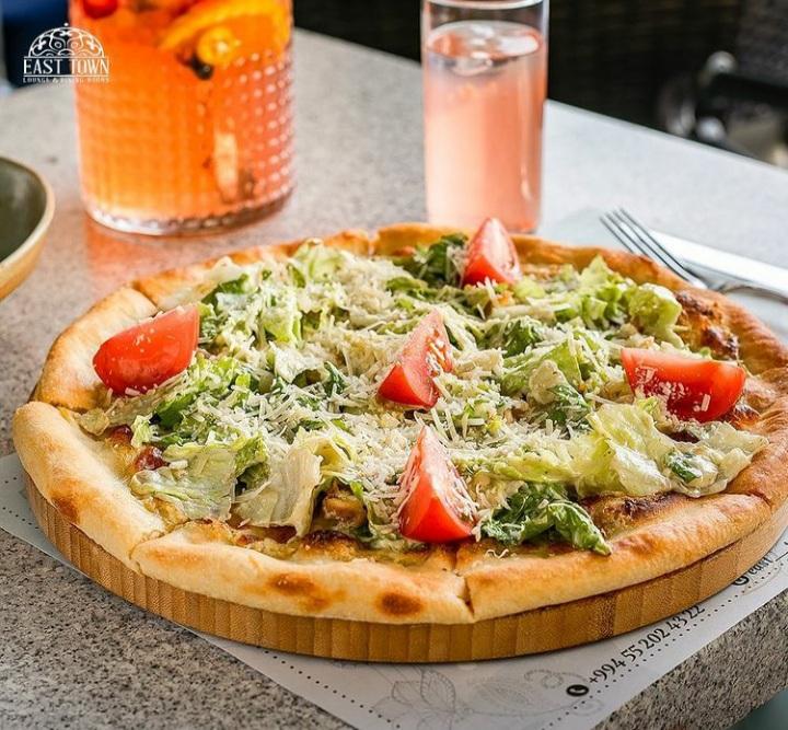 Toyuqlu Sezar pizzası