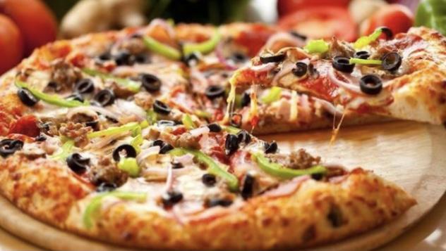 Göbələkli con pollo pizza
