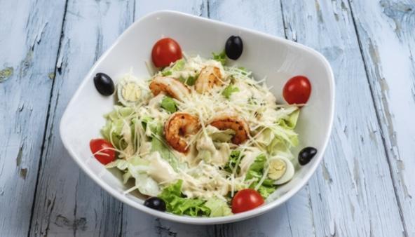Sezar salatı krevetli