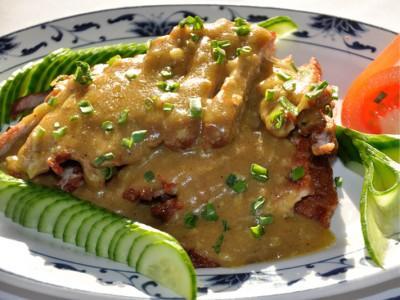 Qızardılmış Donuz Əti Satay Sousunda