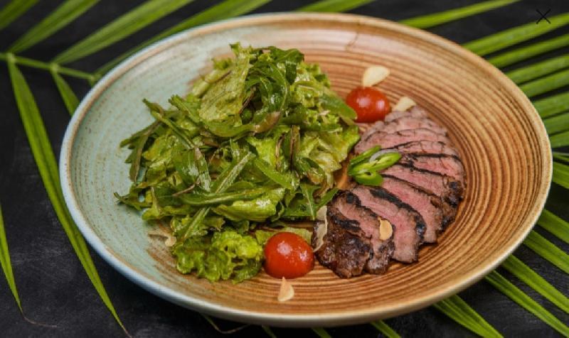 Ət tenderloin ilə acılı  salatı