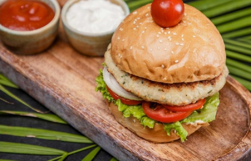 Ləzzətlə xırçıldayan qızardılmış toyuq ilə burger