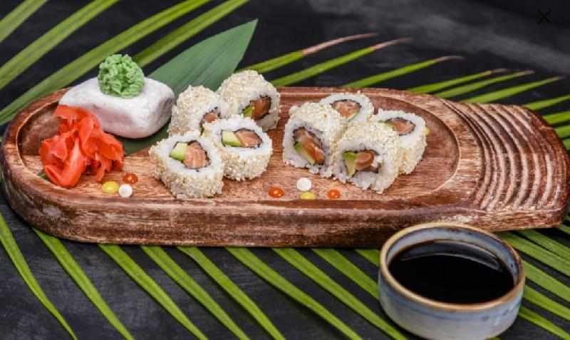 Salmon avocado maki