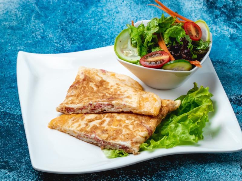 Pendir və vetçina ilə omlet