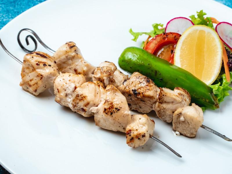 Toyuq filesi şişdə