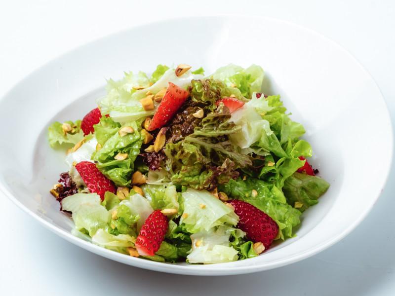 Çiyələkli salat