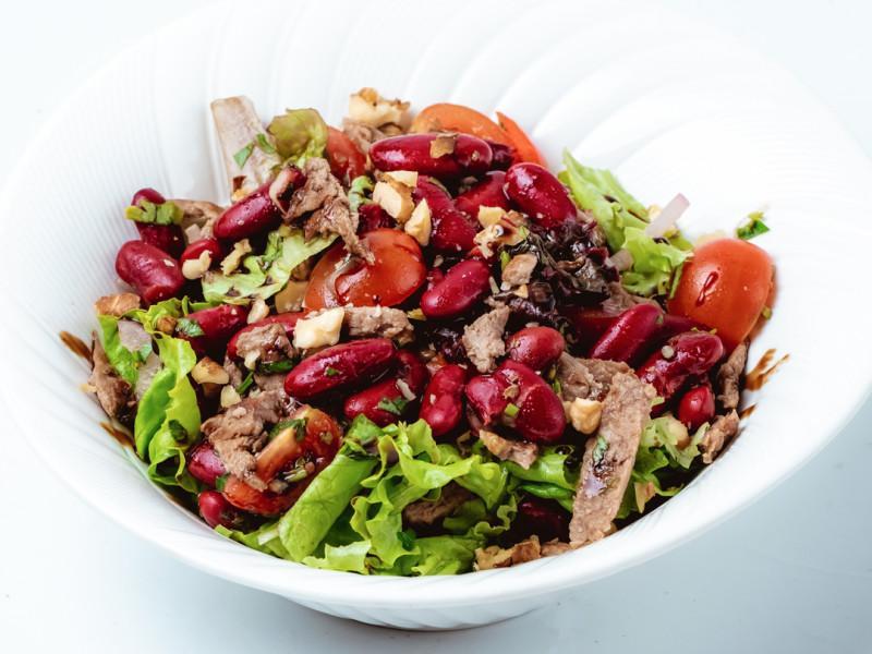 Ət salatı qırmızı lobya ilə