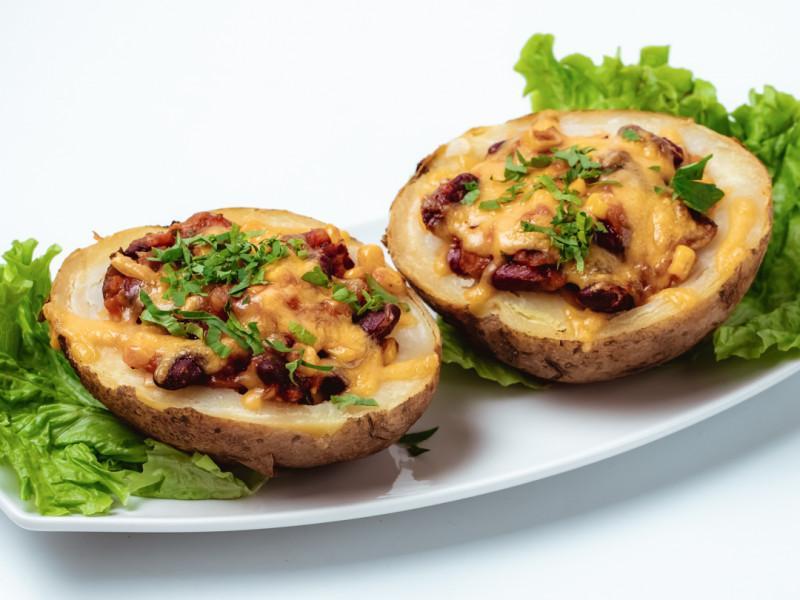 Vegetarian sayağı hazırlanmış qabıqlı kartof