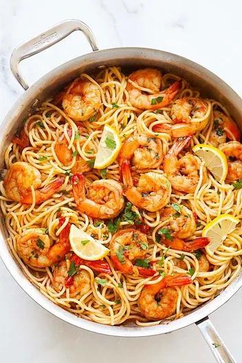 Deniz məhsulları ilə spagetti