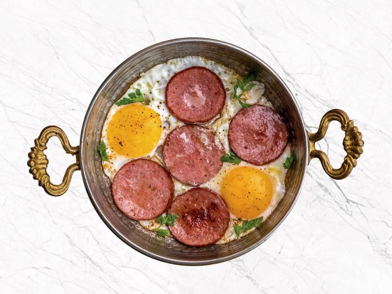 Qizardilmiş yumurta kolbasa ilə