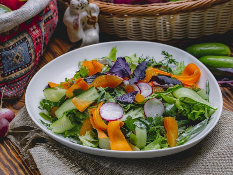 Tərəvəzli yay salatı