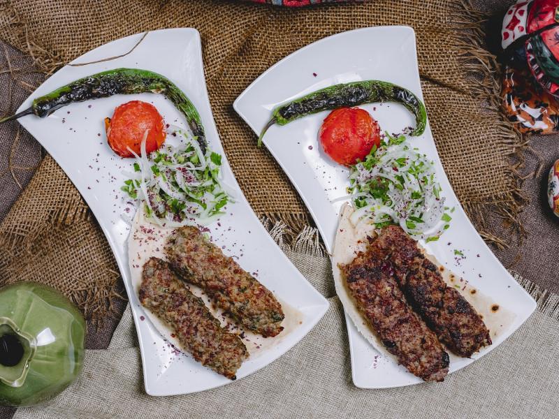 Quzu ətli döymə kababı albalı ilə