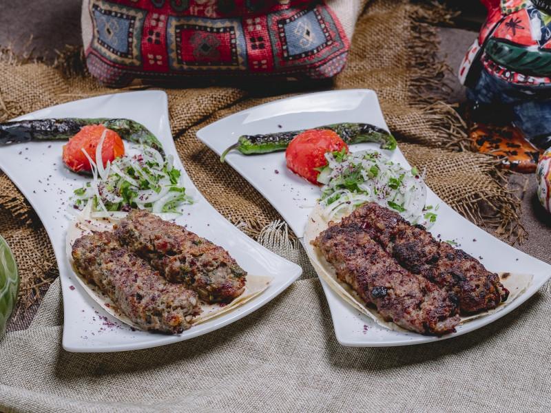 Quzu ətli döymə kababı reyhan ilə