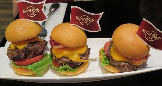Viski bekon cemi ilə mini-burgerlər