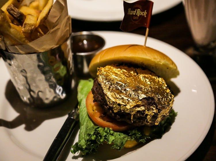24 karatlıq qızıl folqa örtüklü steyk burger