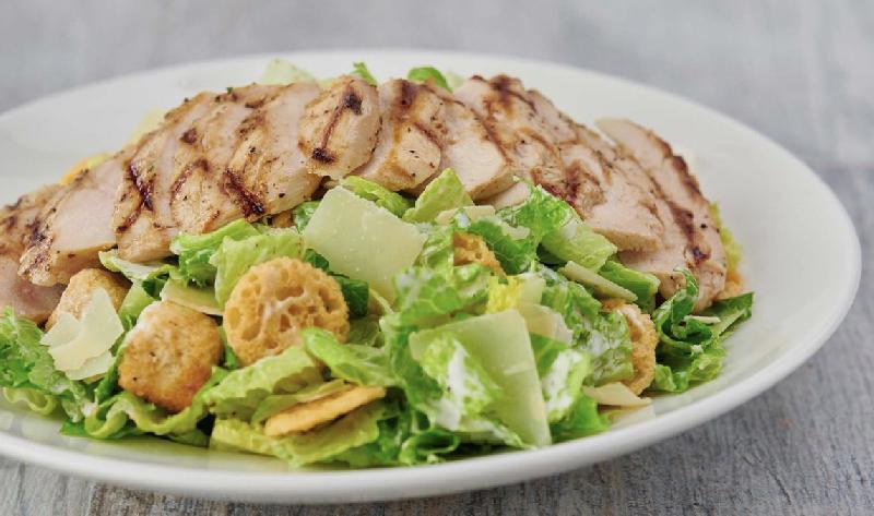 Qızardılmış toyuqlu sezar salatı 