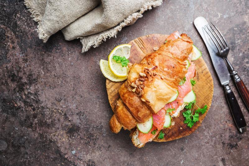 Qarışıq Kolbasalı Sendviç