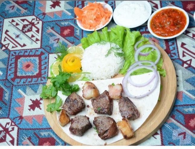Ciyər Quyruq Kababı (Qarnir Və Məzə ilə)