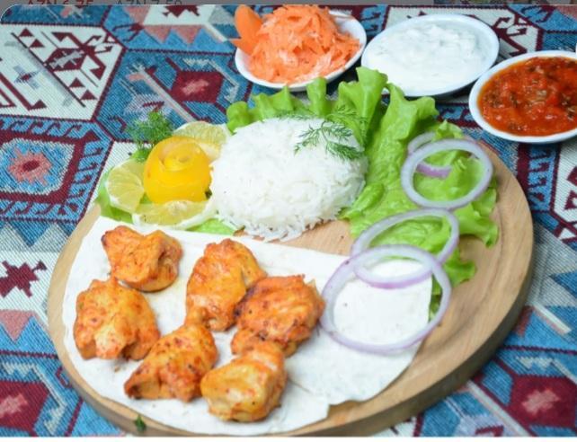 Toyuq Şiş Kababı (Qarnir Və Məzə ilə)
