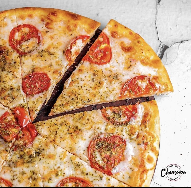 Salami pizza
