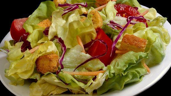 Sezar salatı dəniz məhsulları ilə