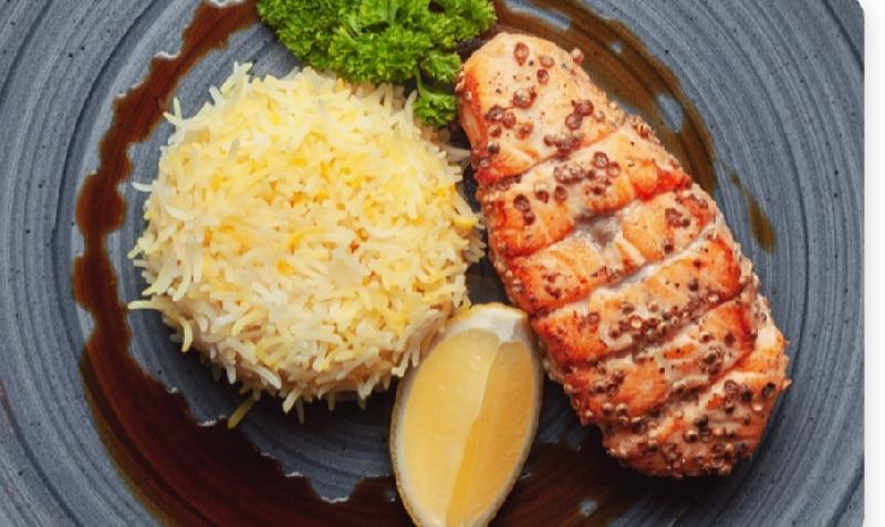 Qızıl balıq steyki tərəvəzli düyü ilə chef sousunda..