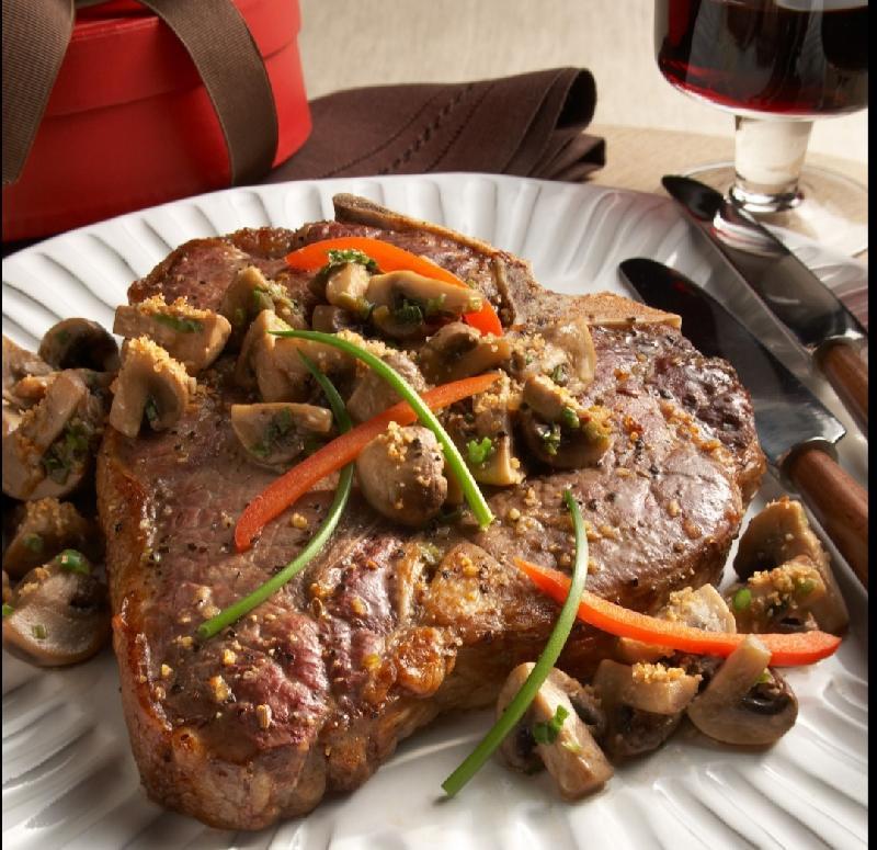 T-bone steyki qızardılmış parmizanlı göbələklə