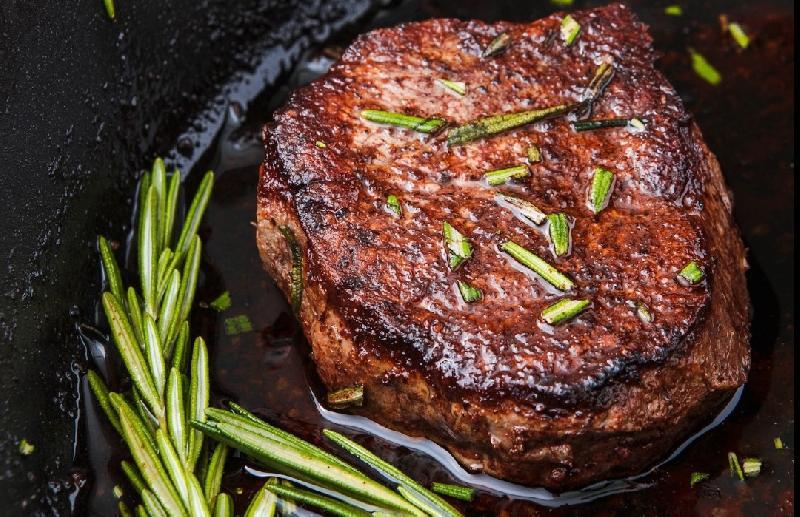 Filet Mignon qrildə bişirilmiş tərəvəzlərlə