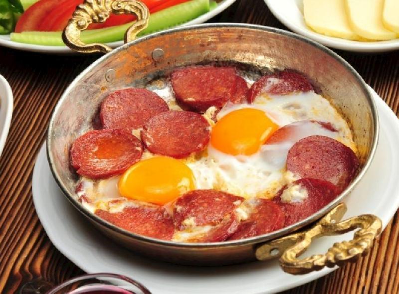 Sucuklu yumurta