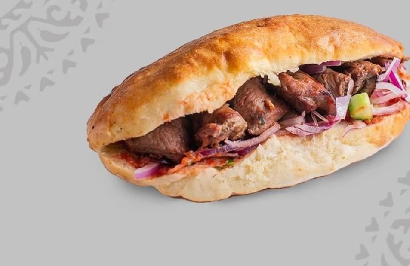 Quzu kababı Çörəkdə 