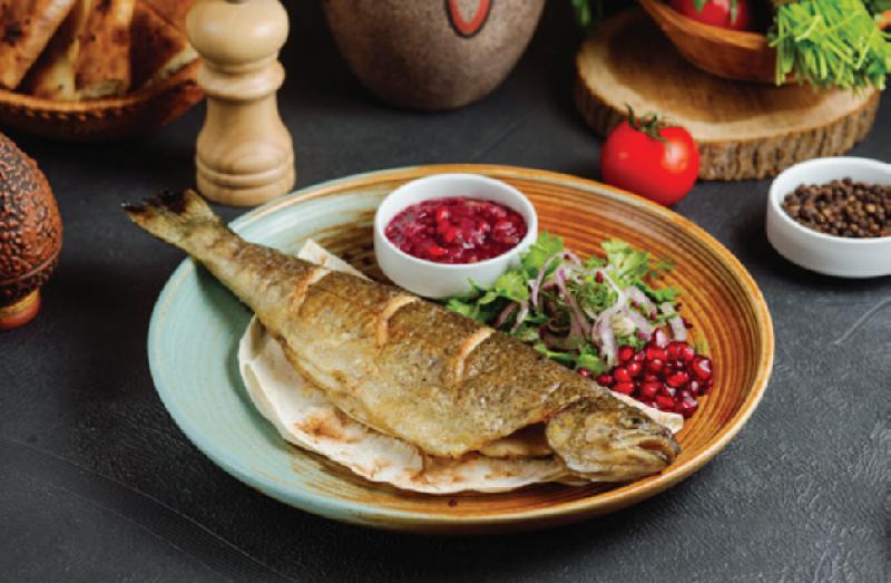 Forel balığı nar sousunda 