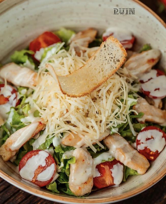 Toyuqlu sezar salatı