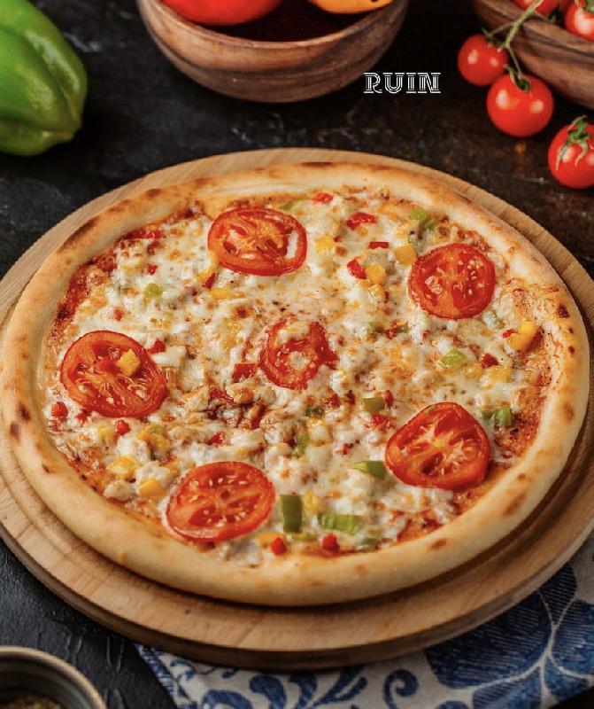Toyuqlu və pomidorlu pizza