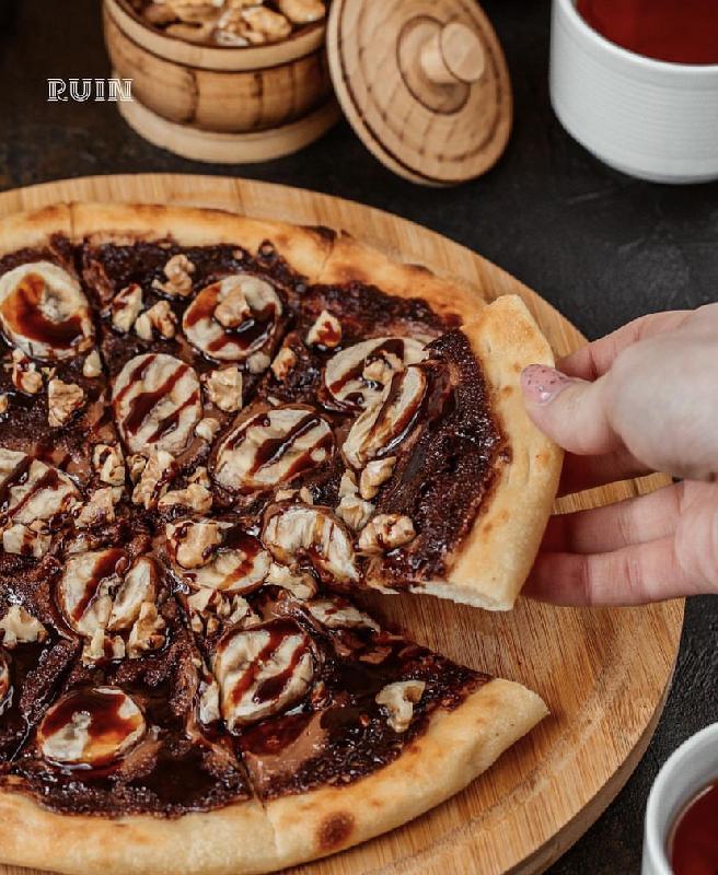 Göbələkli salami pizza 
